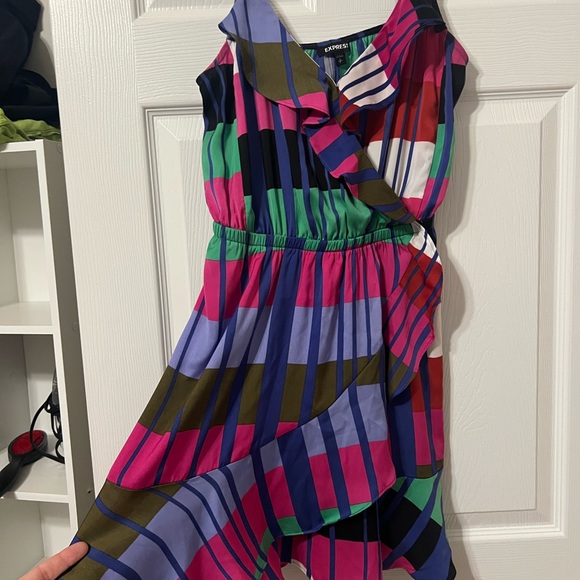 EXPRESS WOMEN CASUAL
RUFFLES OVERLAP MINI DRESS SIZE SMALL - Picture 6 of 7